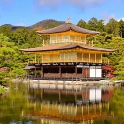 El Pabellón Dorado de Kinkaku-ji reflejado en su estanque, en Kioto