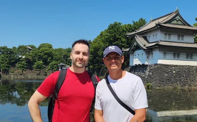Miguel, guía de Japón a Fondo, con el futbolista Javier «Chicharito» Hernández en el Palacio Imperial de Tokio