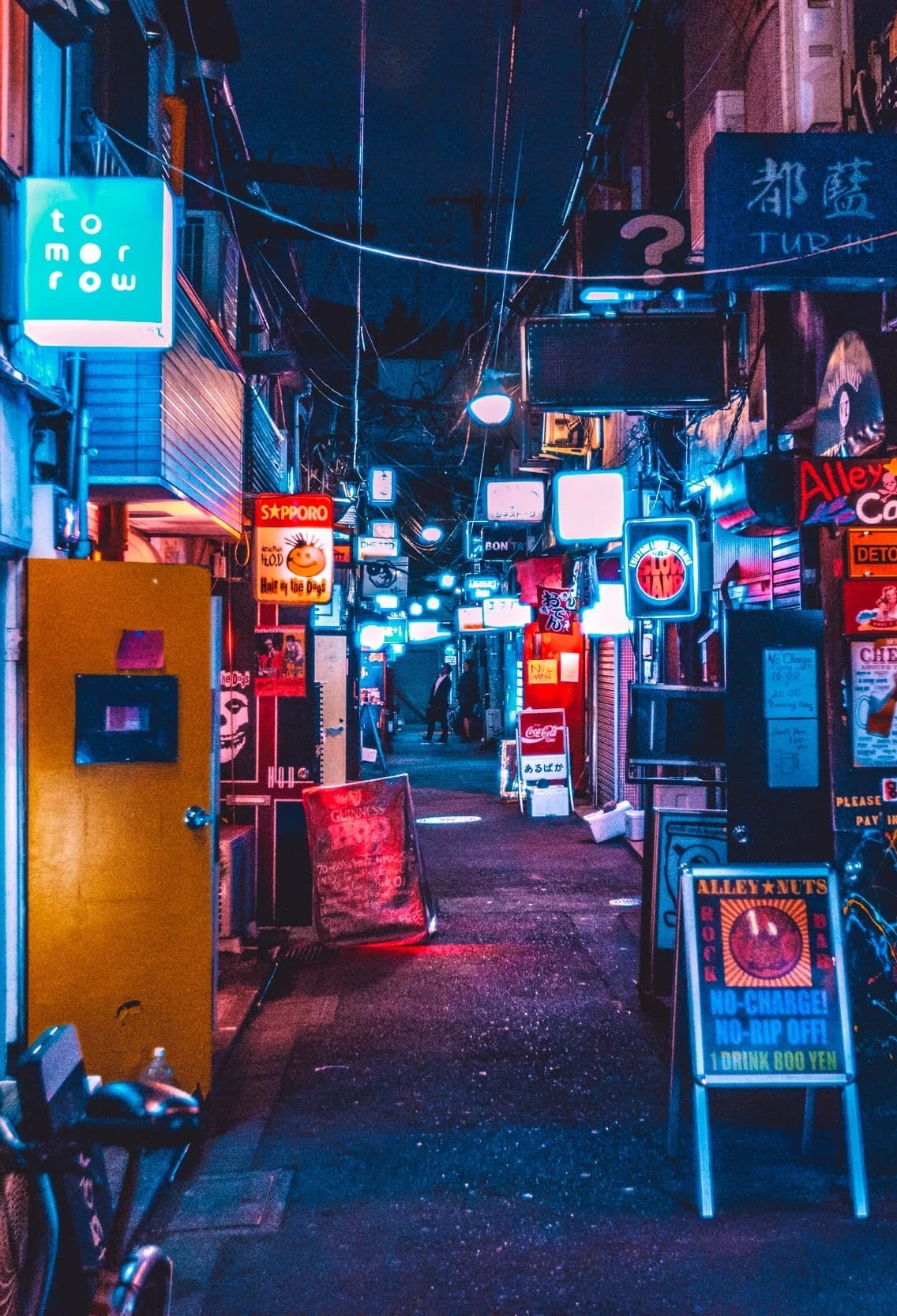 Callejón iluminado con farolillos y bares tradicionales en Golden Gai, Shinjuku