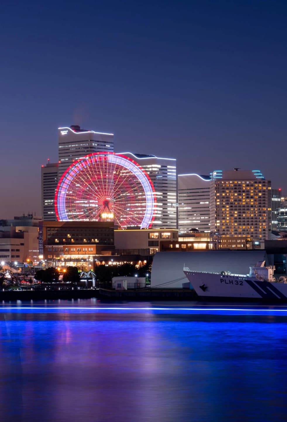 Vista nocturna de Minato Mirai y su paseo marítimo en Yokohama