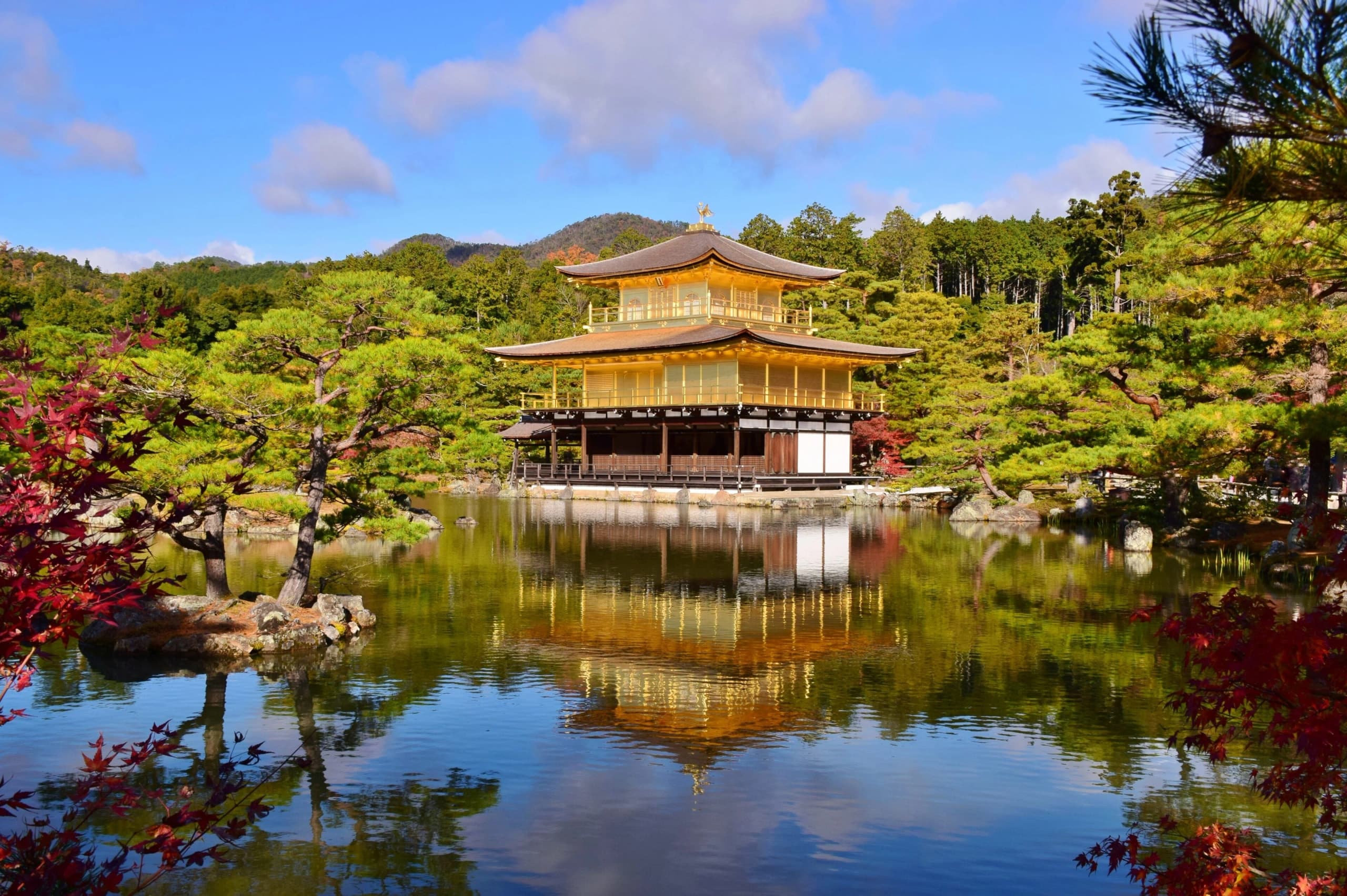 Pabellón Dorado Kinkaku-ji reflejado en el estanque y rodeado de jardines de Kioto