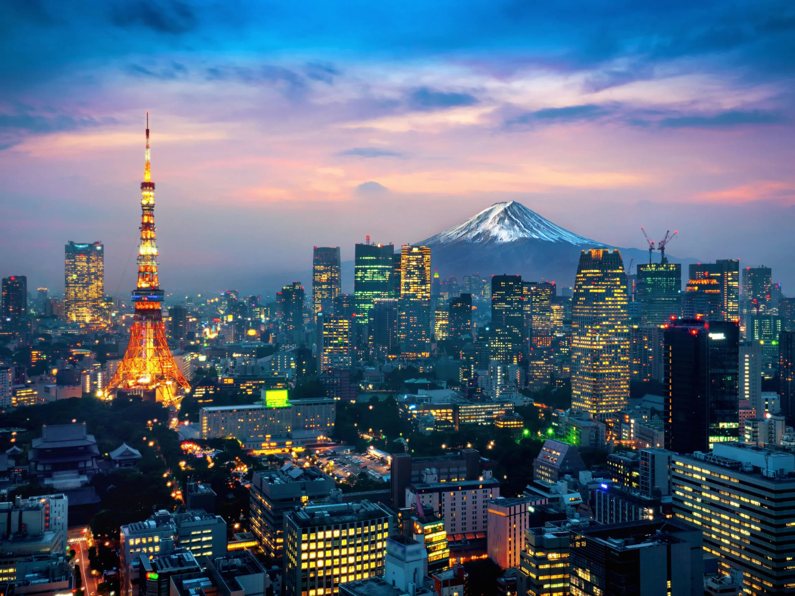 Vista de Tokio al anochecer con la Torre de Tokio y el monte Fuji