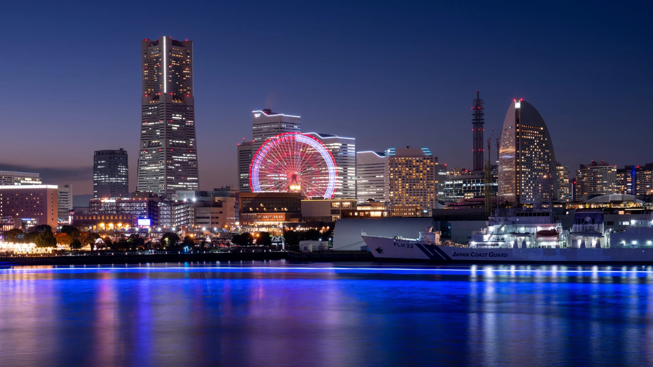Vista nocturna de Minato Mirai y su paseo marítimo en Yokohama
