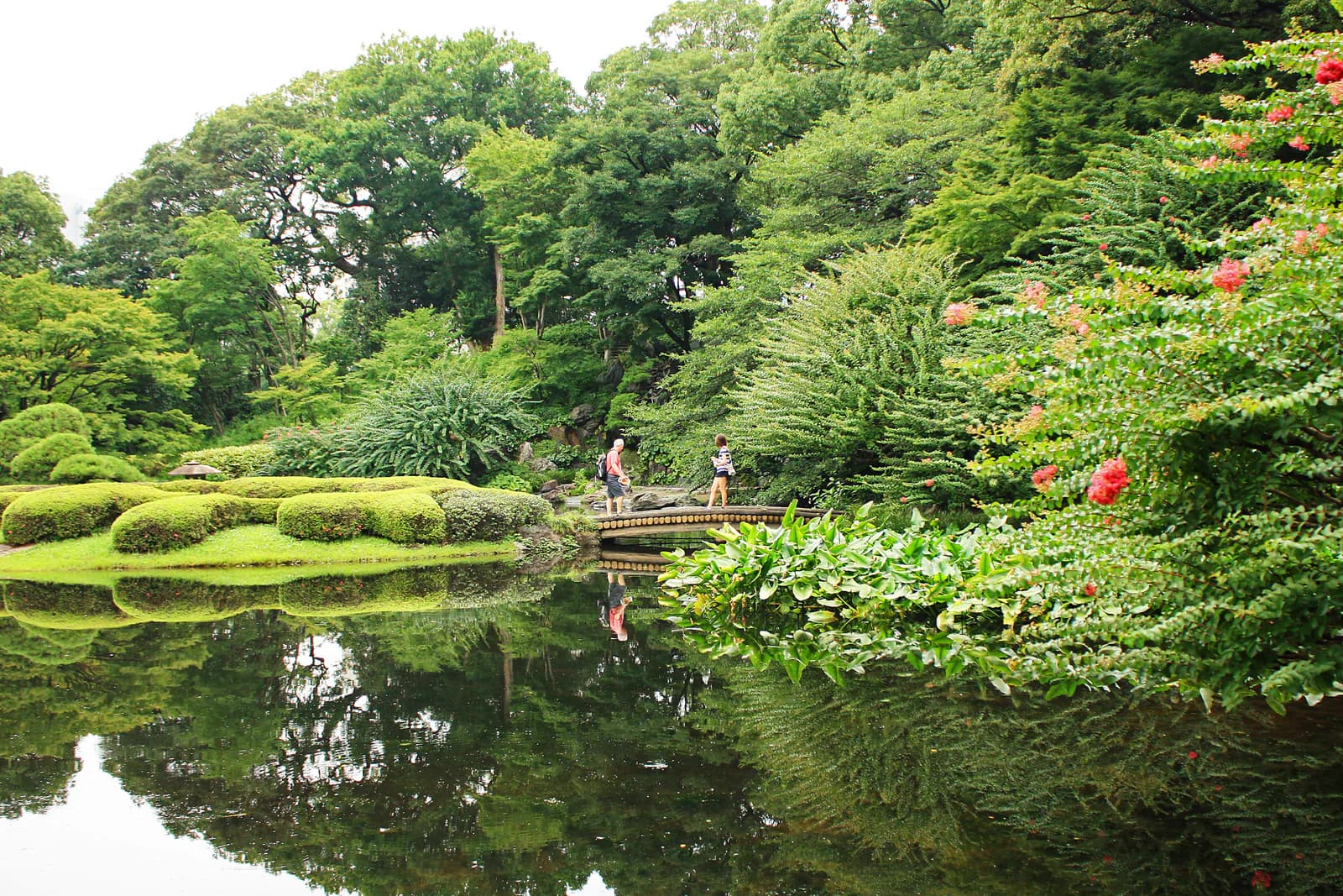 El estanque del jardín japonés en los Jardines del Este del Palacio Imperial
