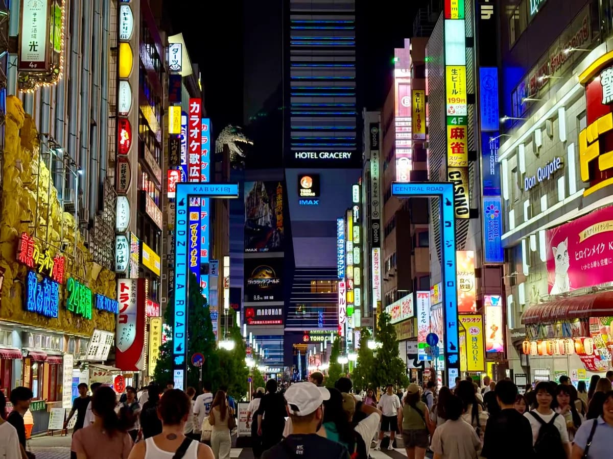 El arco rojo de entrada a Kabukicho con los neones encendidos