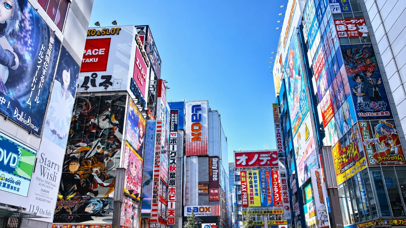 Los edificios de Akihabara de día, cubiertos de carteles bajo un cielo azul