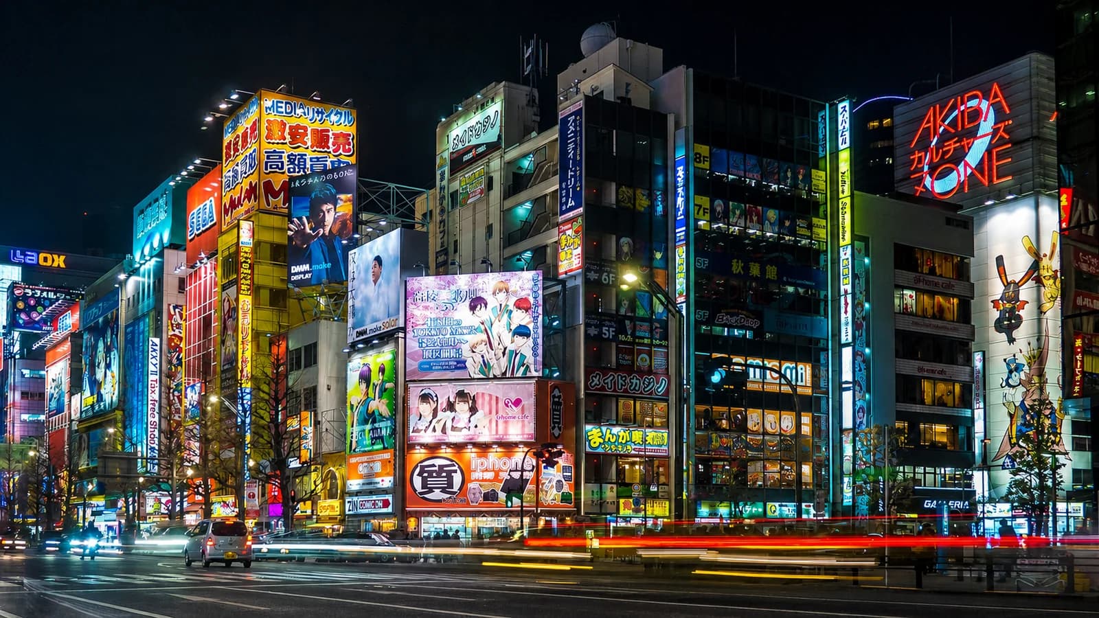 Los edificios de Akihabara de noche, con las pantallas y los carteles encendidos
