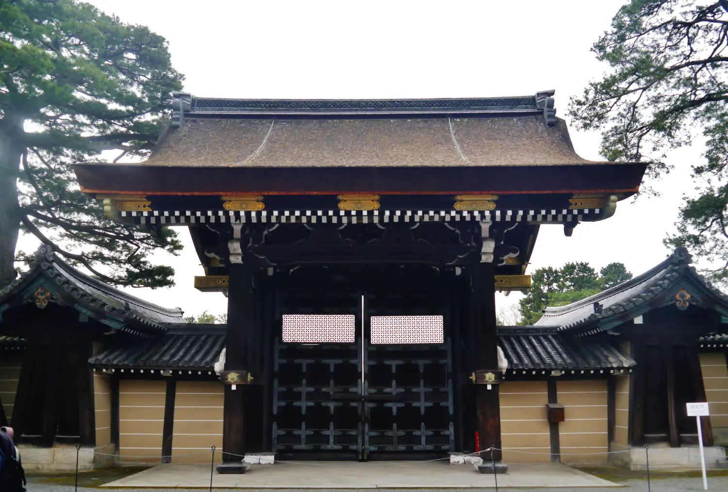 La puerta Kenreimon del Palacio Imperial de Kioto, con su tejado de corteza de ciprés