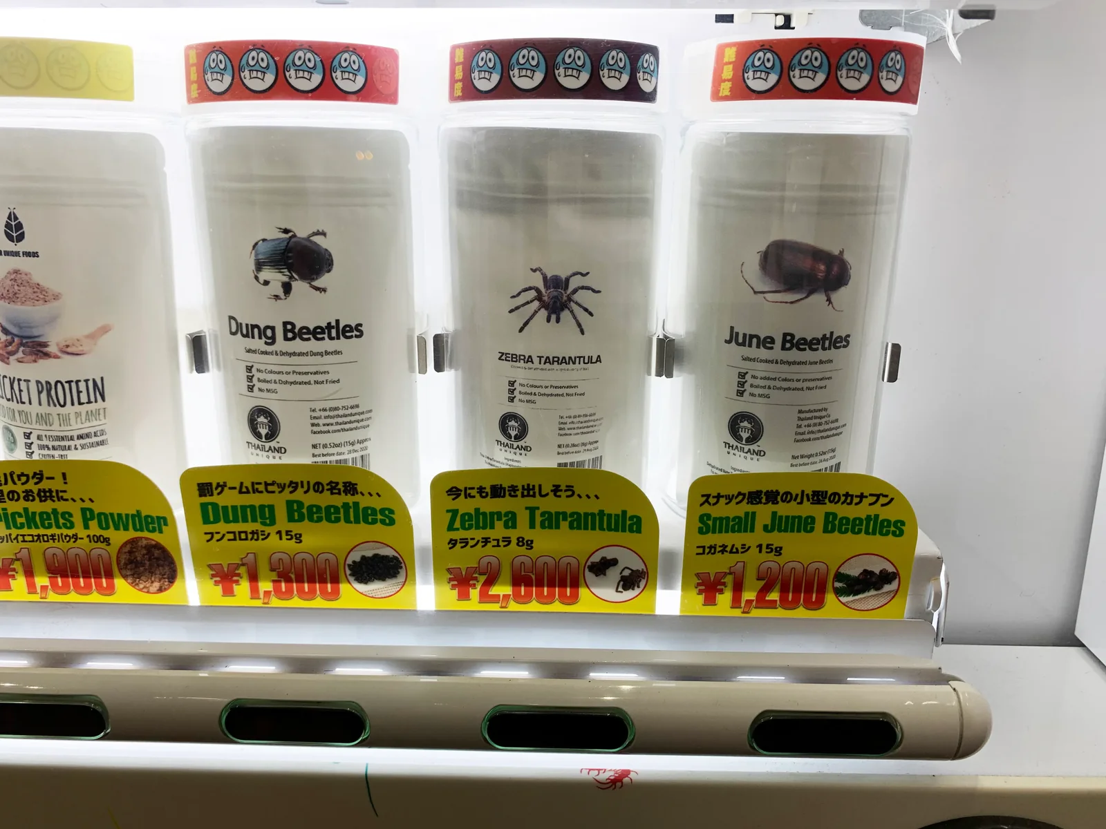 Máquina expendedora de insectos comestibles en Ameya-Yokocho