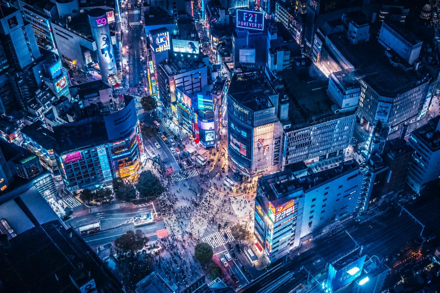 El cruce de Shibuya visto desde arriba de noche, con la marea de gente