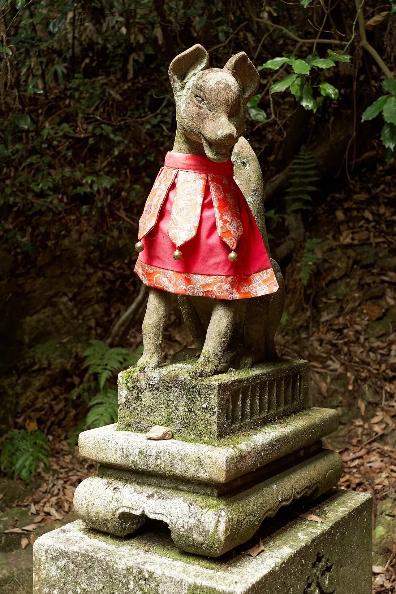 Estatua de zorro con babero rojo en el monte Inari
