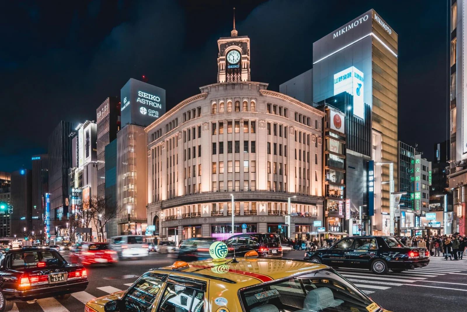 La avenida Chuo-dori de Ginza de noche, con el edificio Wako y su torre del reloj