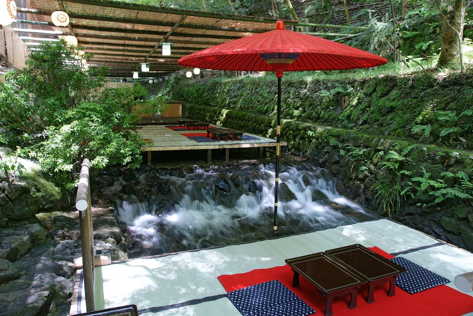 La escalera de Kifune entre farolillos rojos. Con los arces de noviembre, o con nieve en enero, es otra cosa