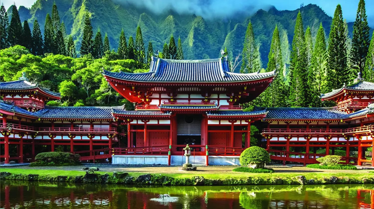 El pabellón del Fénix de Byodo-in reflejado en su estanque