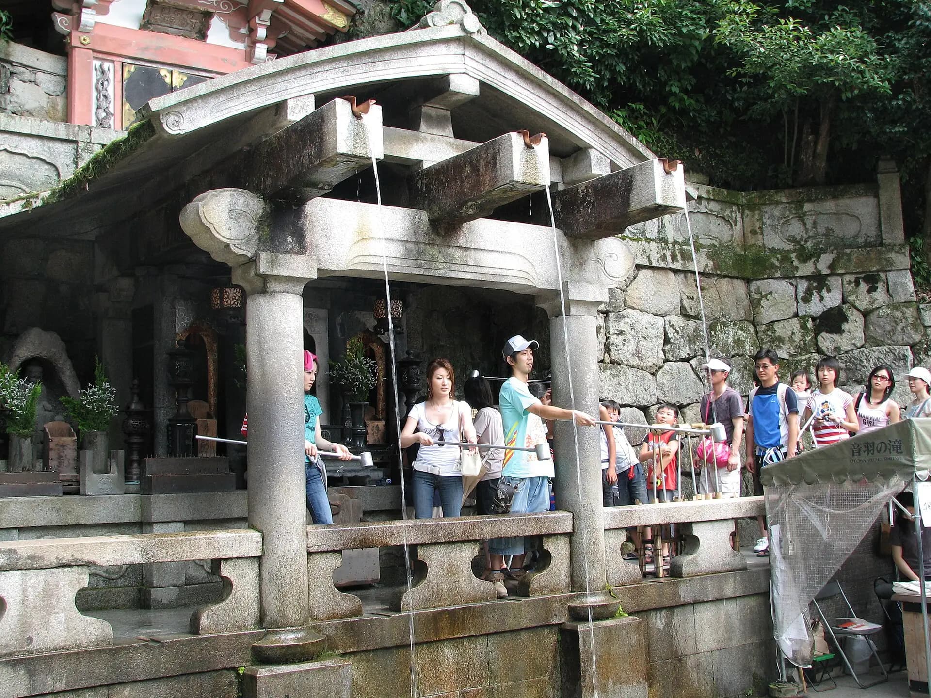 La cascada de Otowa del Kiyomizu-dera, en Kioto, con sus tres chorros de agua