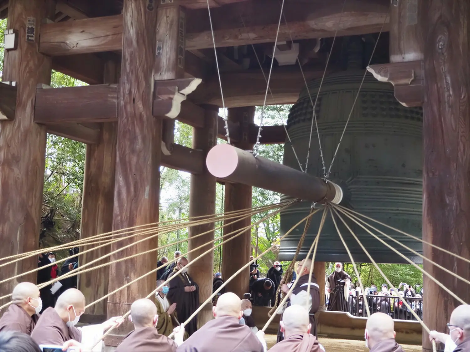 Los monjes de Chion-in tocando la campana con la maroma en Nochevieja