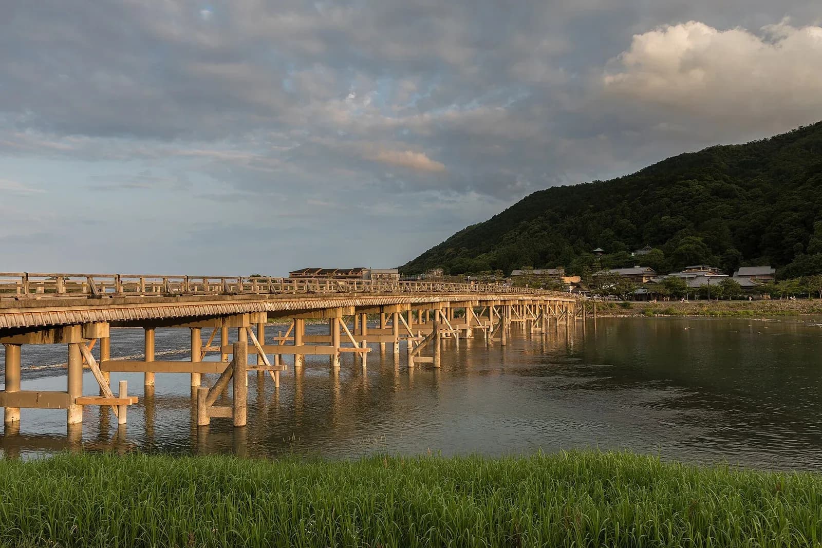 El puente Togetsukyo al atardecer, desde la orilla norte, en Arashiyama