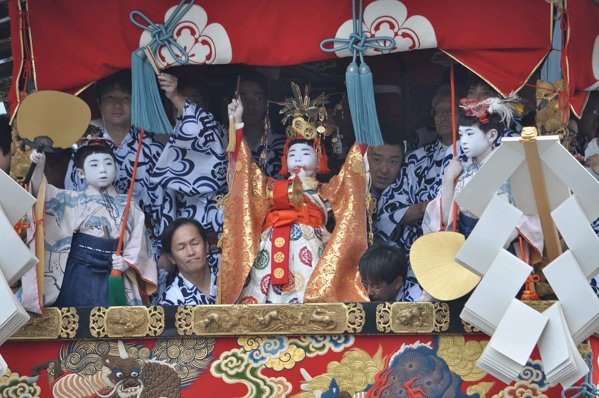 Una carroza del Gion Matsuri arrastrada por las calles de Kioto