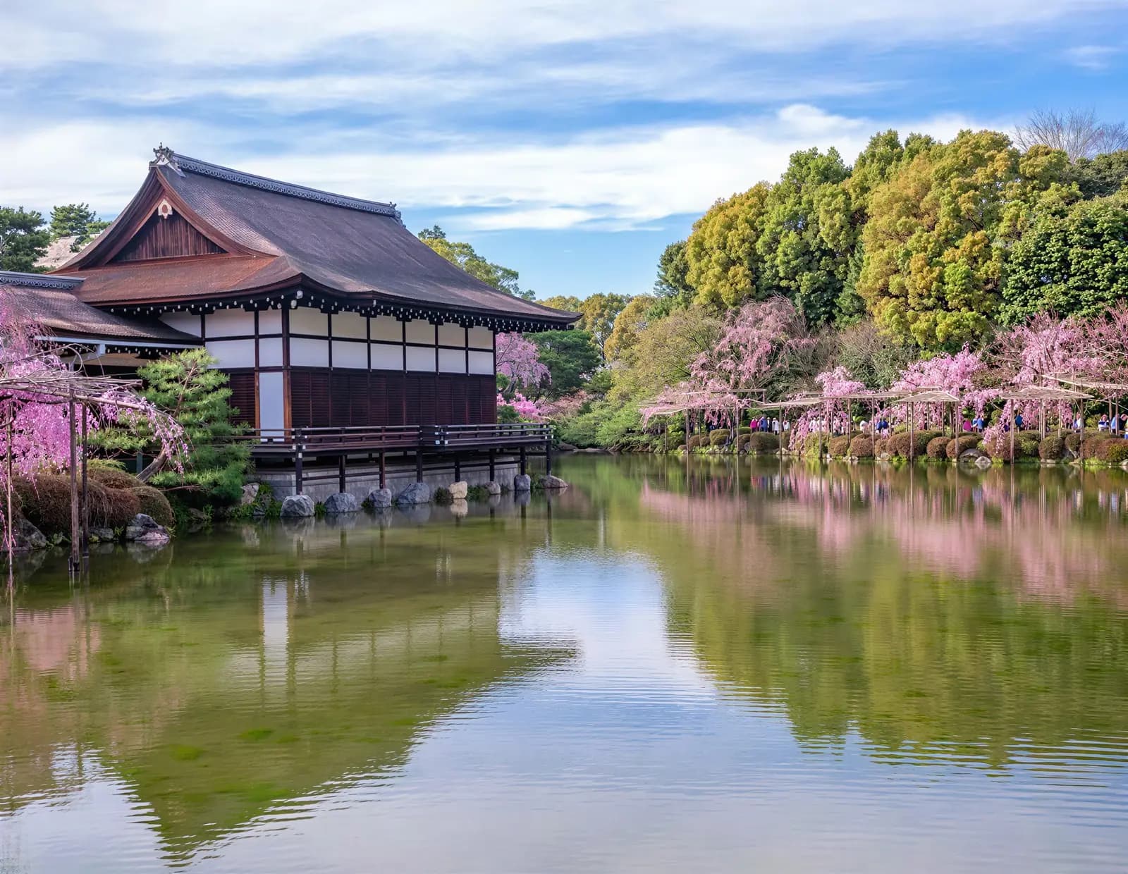 El jardín Shin-en del santuario Heian, con el estanque y el pabellón cubierto