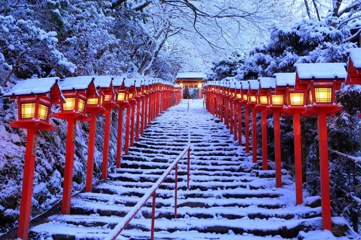 La escalera de farolillos de Kifune cubierta de nieve, con las lámparas encendidas al anochecer