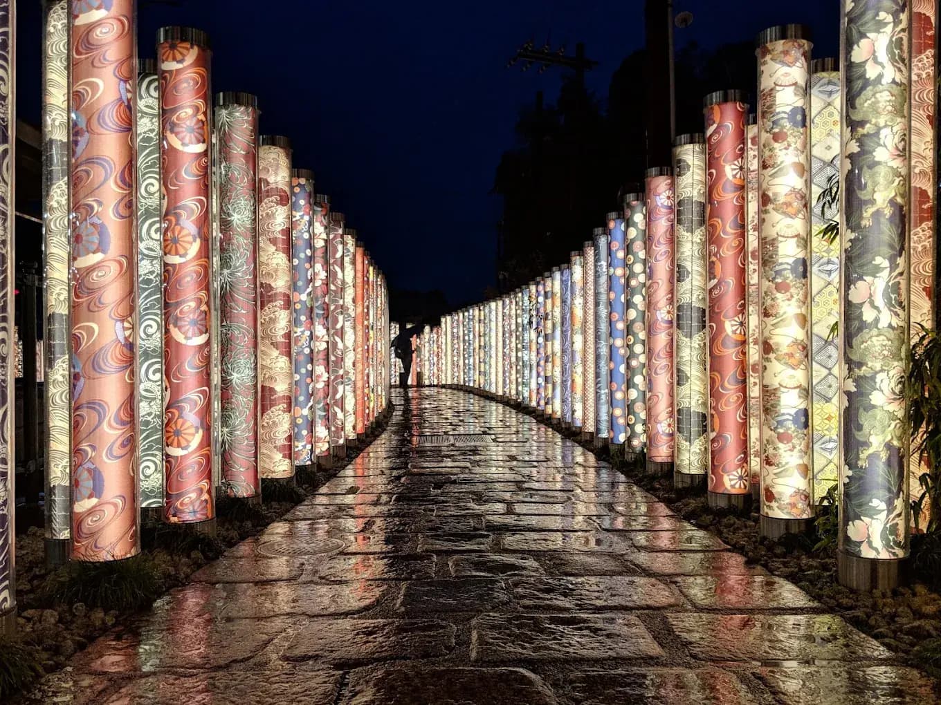 Las columnas de tela de kimono iluminadas en la estación de Randen, en Arashiyama