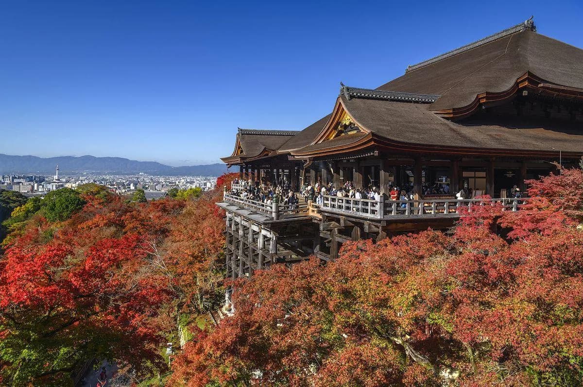 La terraza del Kiyomizu-dera desde el sur, en pleno koyo y con Kioto al fondo