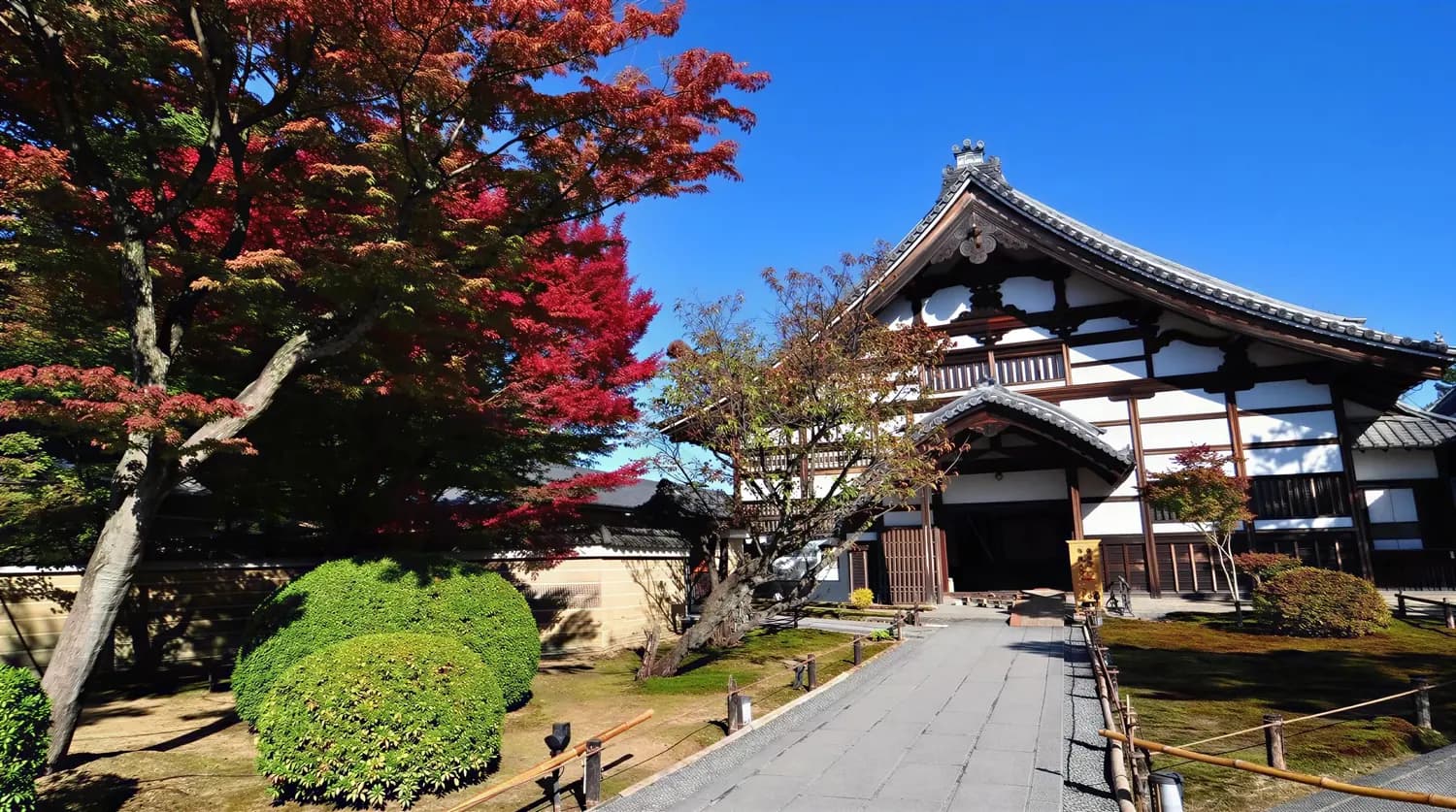 El jardín del Kodai-ji en Kioto, con su estanque y los arces de la ladera