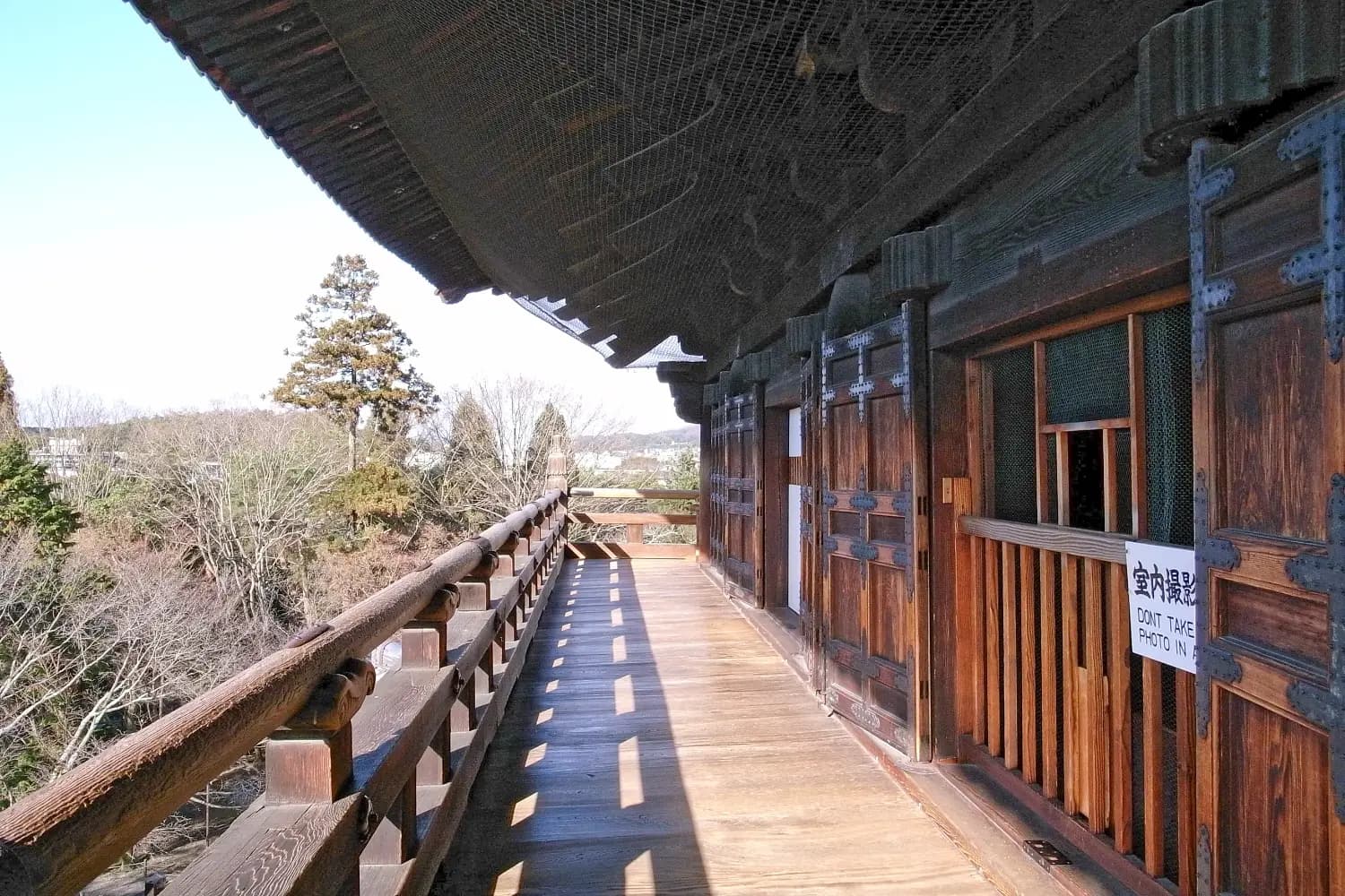 La puerta Sanmon de Nanzen-ji, de 22 metros, entre los arces del recinto