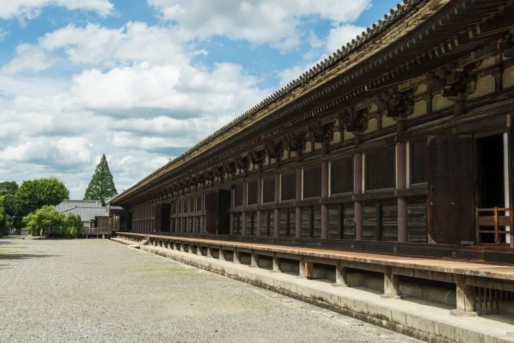 Los 120 metros de la fachada de Sanjusangendo, en Kioto, desde el patio de grava