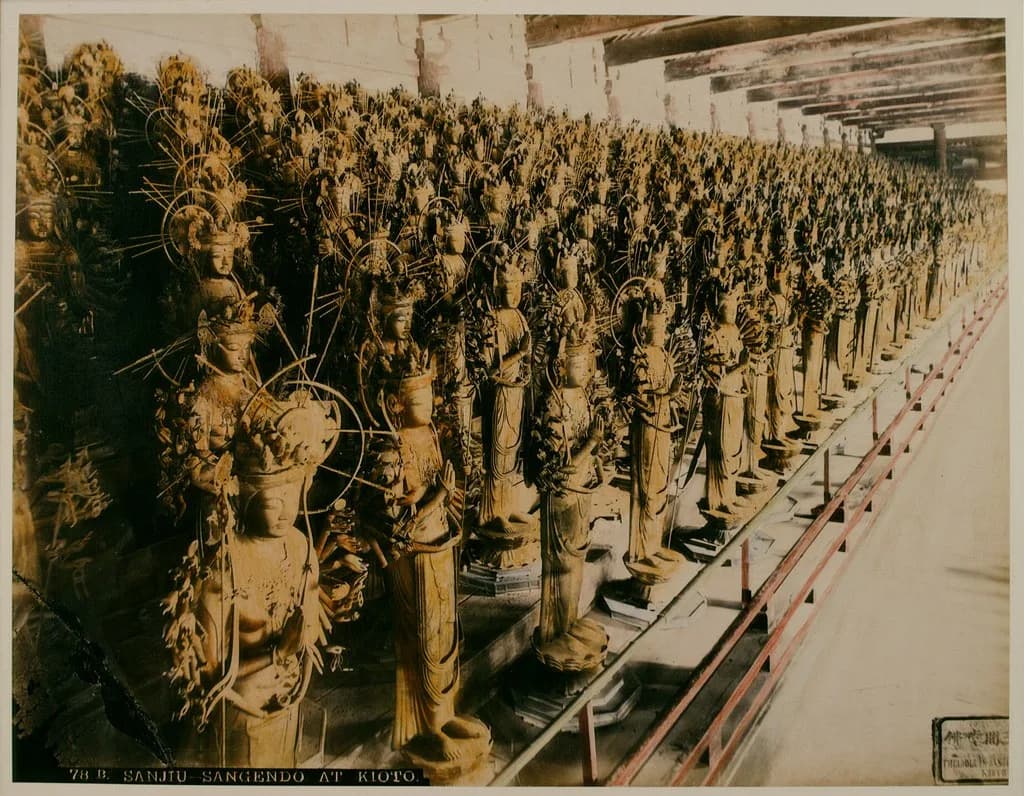 Fotografía antigua coloreada a mano del interior de Sanjusangendo, con las filas de estatuas de Kannon