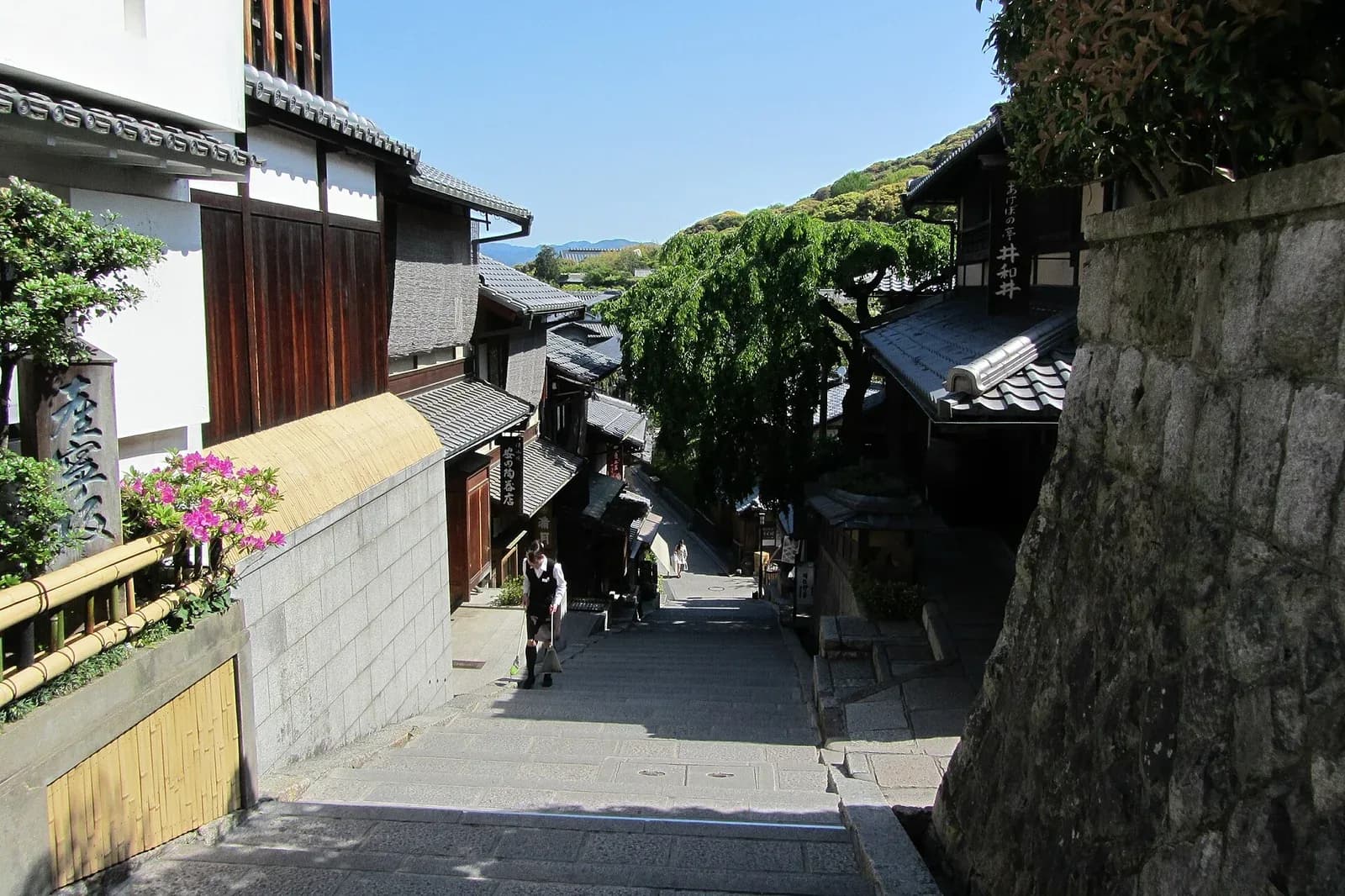 Sannenzaka in Kyoto, the cobbled slope leading down from Kiyomizu-dera