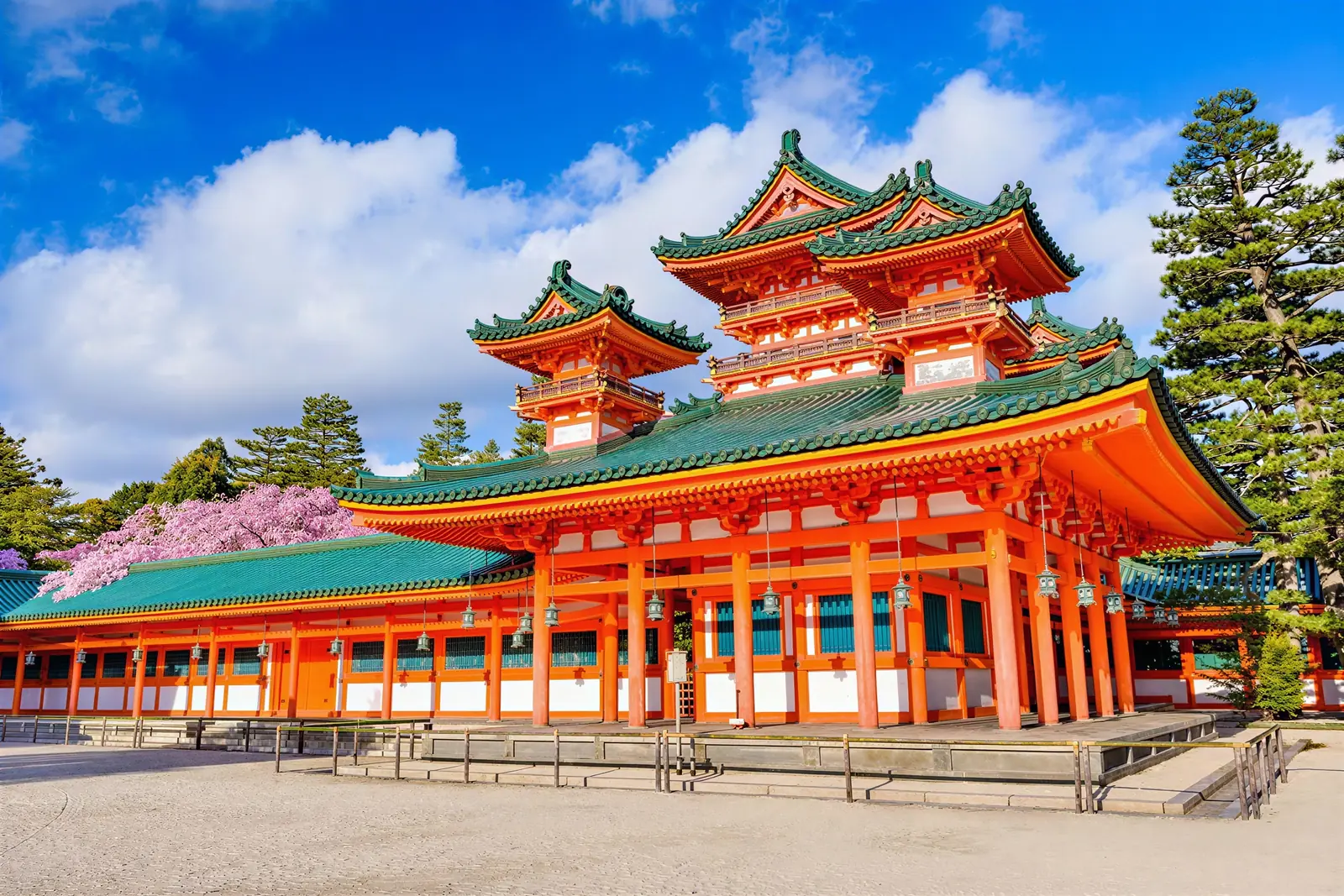 El patio principal del santuario Heian, con el pabellón rojo y la grava blanca