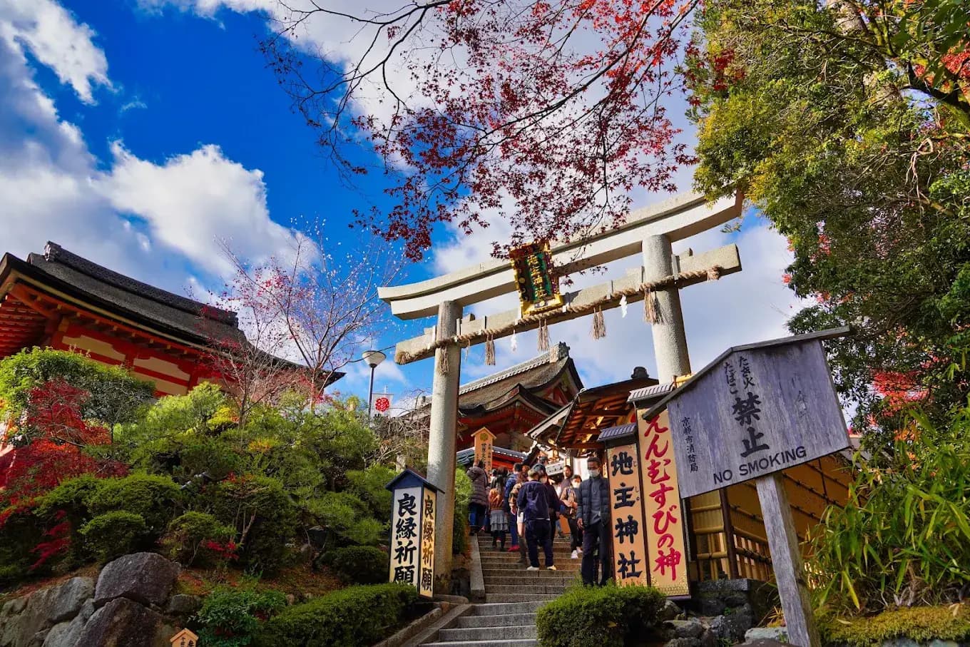 Las dos piedras del amor del santuario Jishu, dentro del recinto del Kiyomizu-dera
