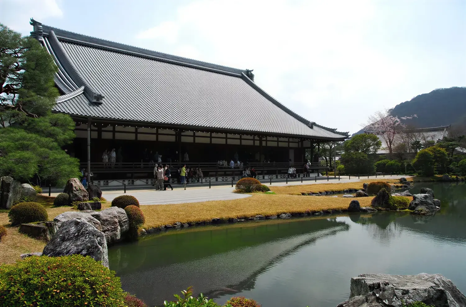 El pabellón Hojo de Tenryu-ji frente al estanque del jardín Sogenchi