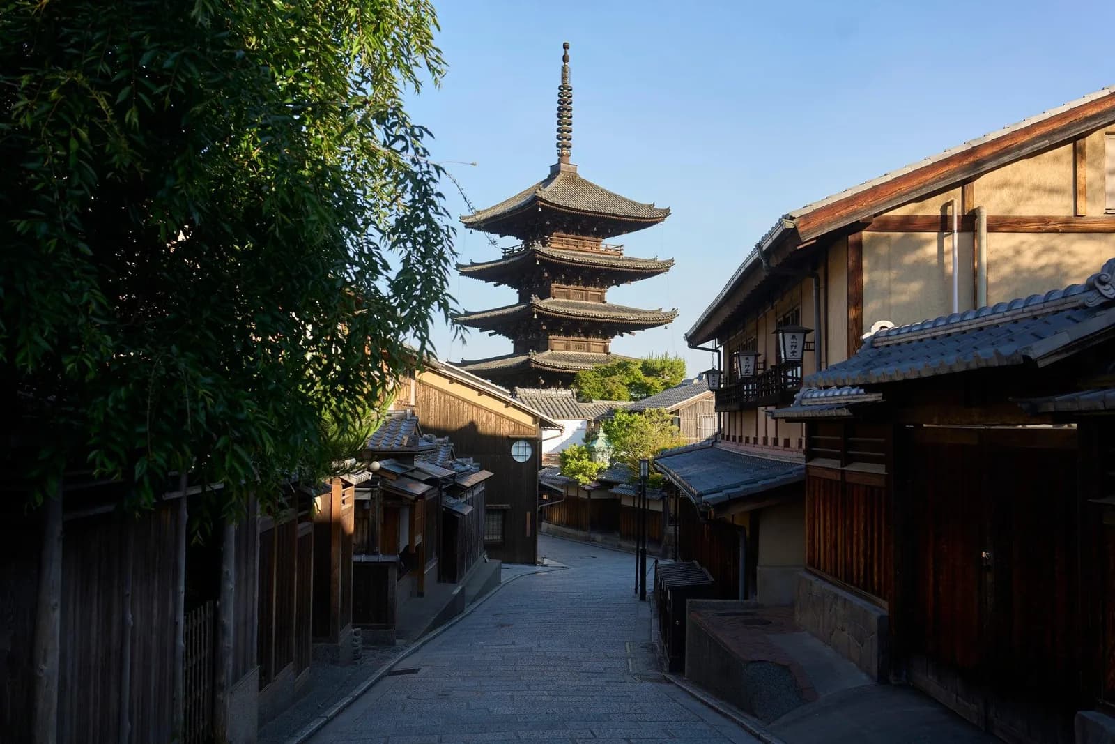 La calle Yasaka-dori cuesta abajo con la pagoda de Hokan-ji al fondo