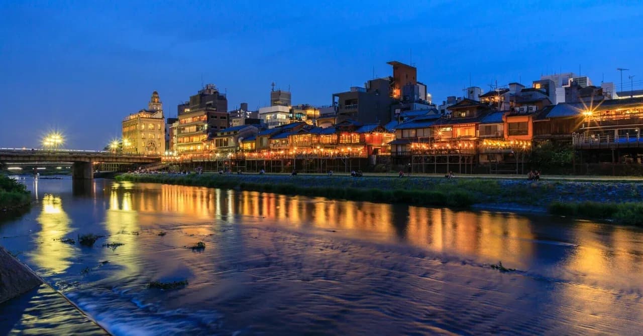 Las terrazas yuka de Pontocho iluminadas sobre el río Kamo al anochecer