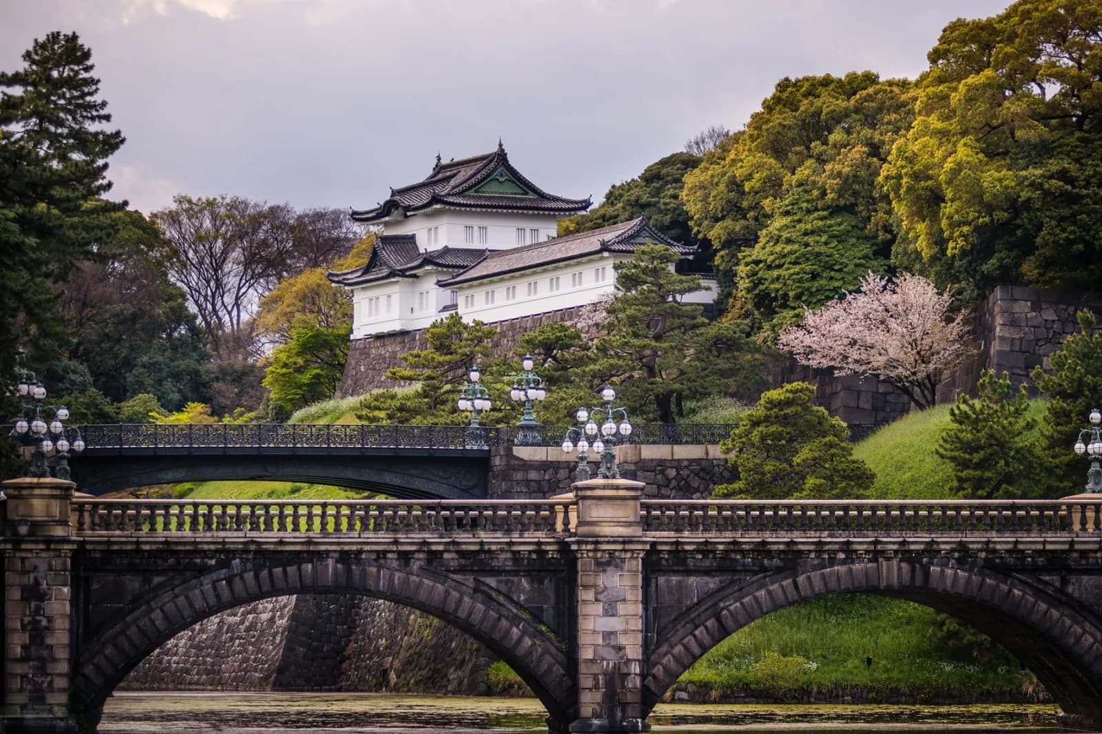El puente de piedra de la entrada principal del Palacio Imperial, con la torre Fushimi detrás