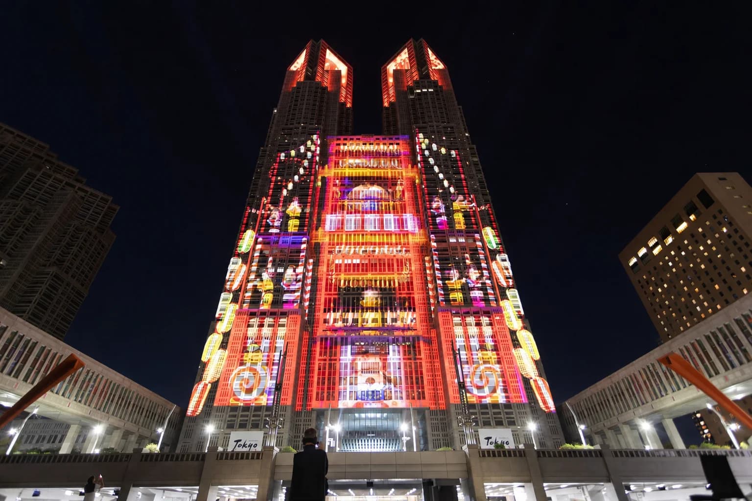 El edificio del Gobierno Metropolitano de Tokio con el espectáculo de luces proyectado en la fachada