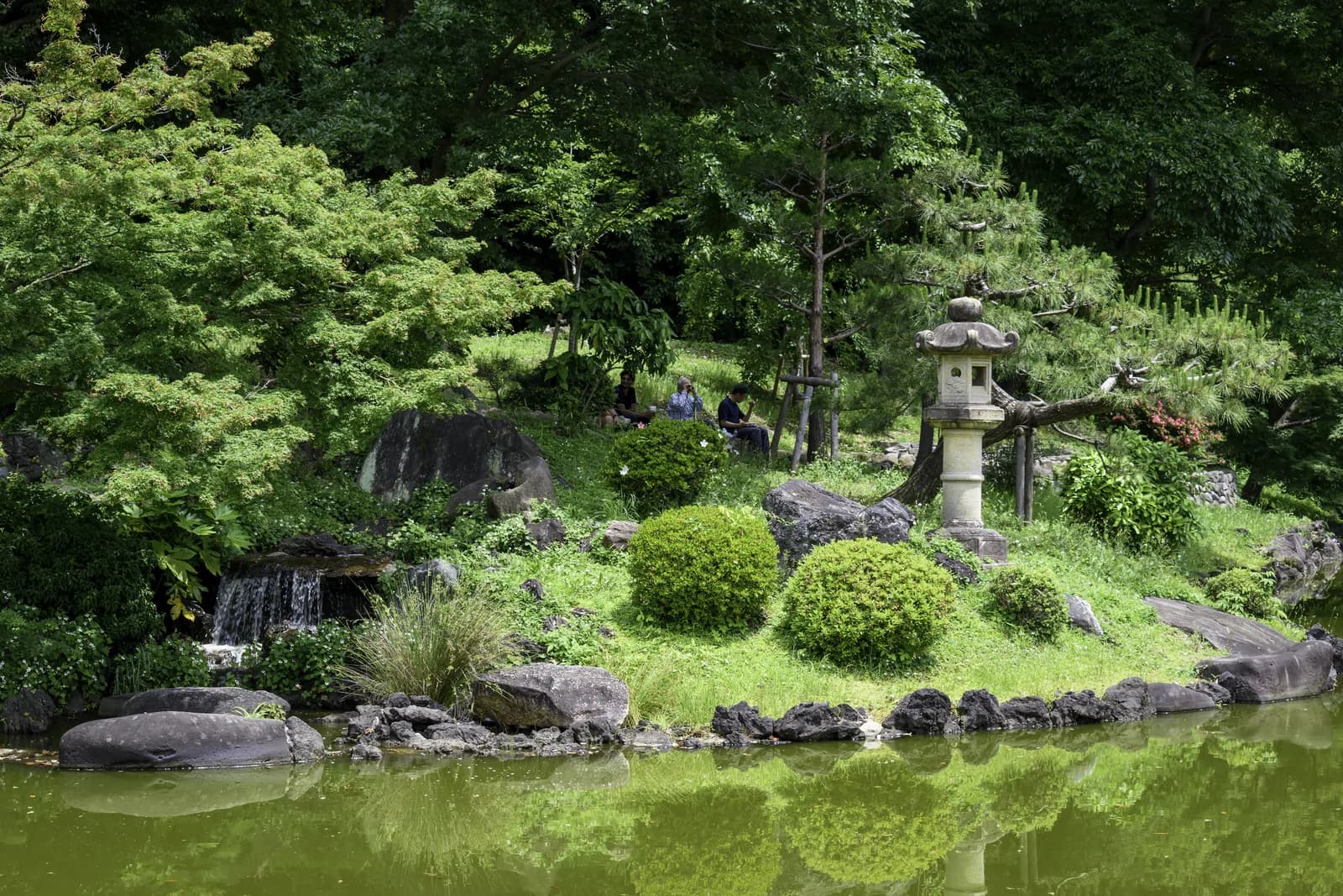 El estanque del jardín japonés del Shinjuku Gyoen, con su farol de piedra y la cascada