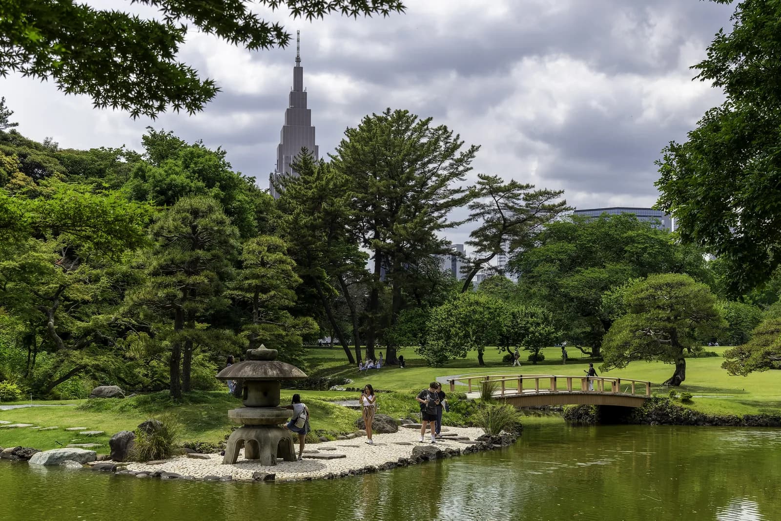 El jardín tradicional del Shinjuku Gyoen, con el estanque y la torre NTT Docomo al fondo