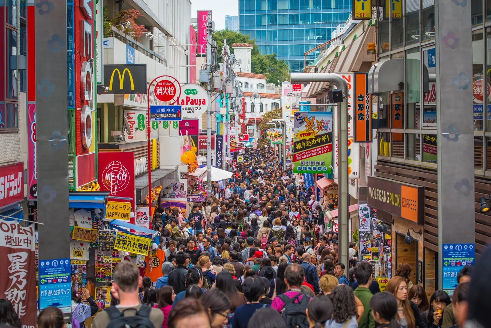Takeshita Street, en Harajuku, llena de gente entre carteles de colores