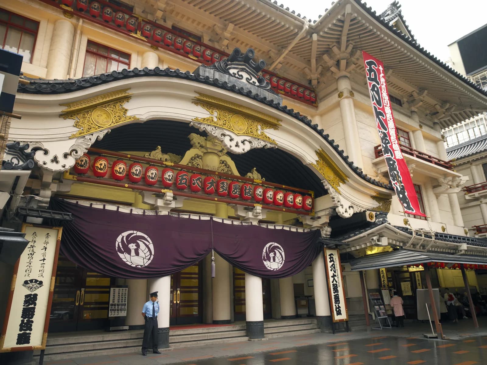 La fachada tradicional del teatro Kabuki-za, con su telón morado y farolillos