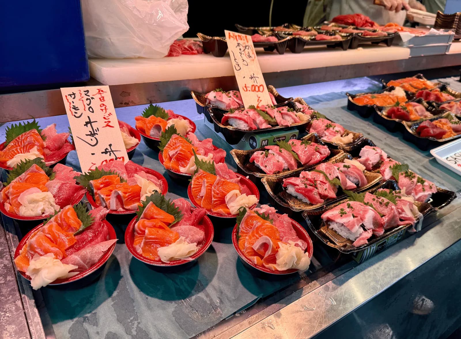 Un puesto del mercado exterior de Tsukiji preparando un atún entero ante el público
