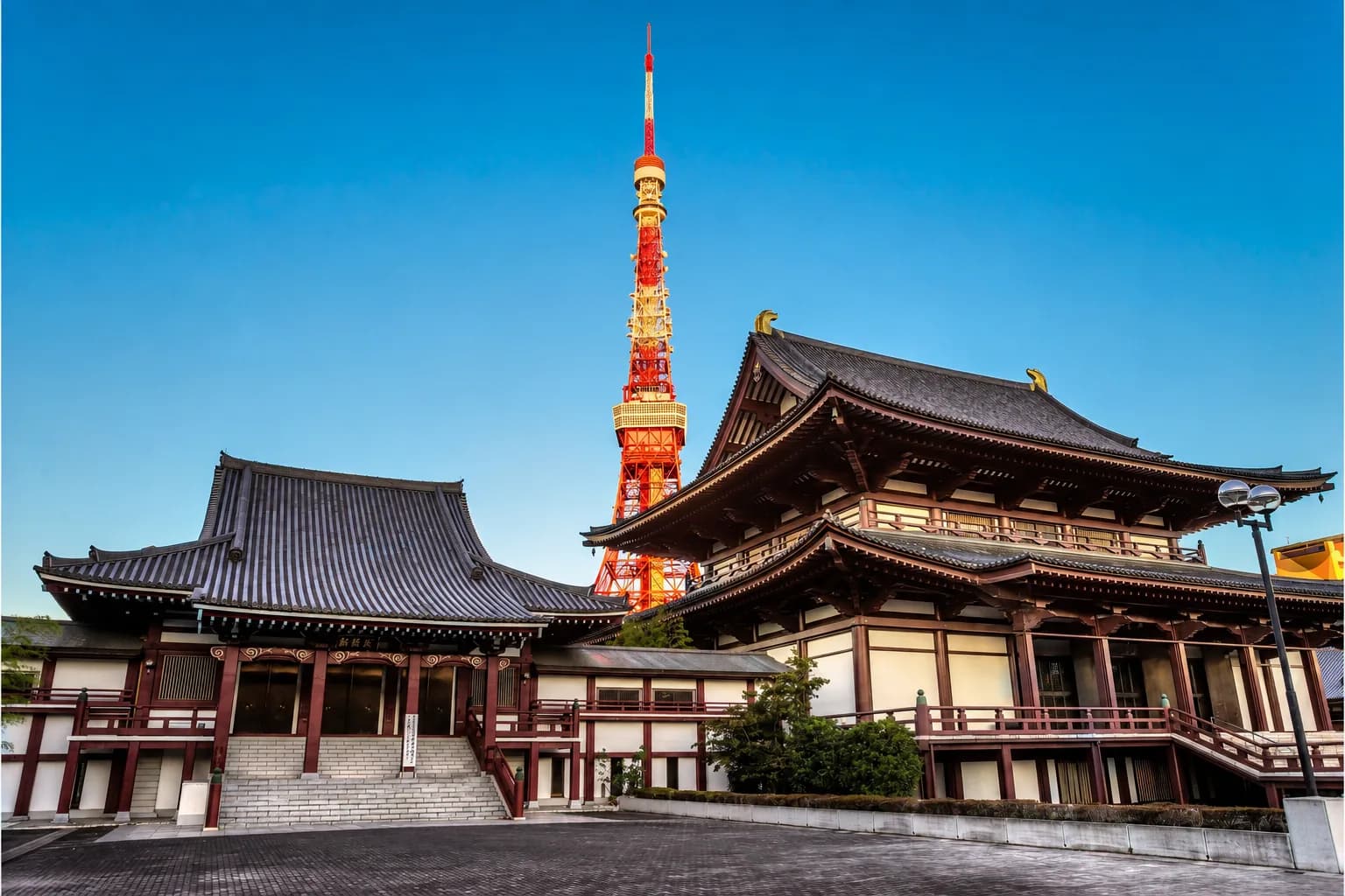 El templo Zojoji con la Torre de Tokio asomando justo detrás