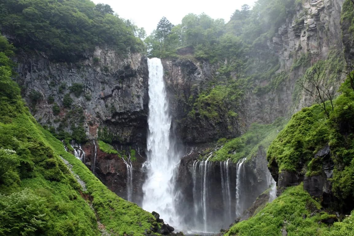 La cascada de Kegon cayendo entre las paredes verdes del valle