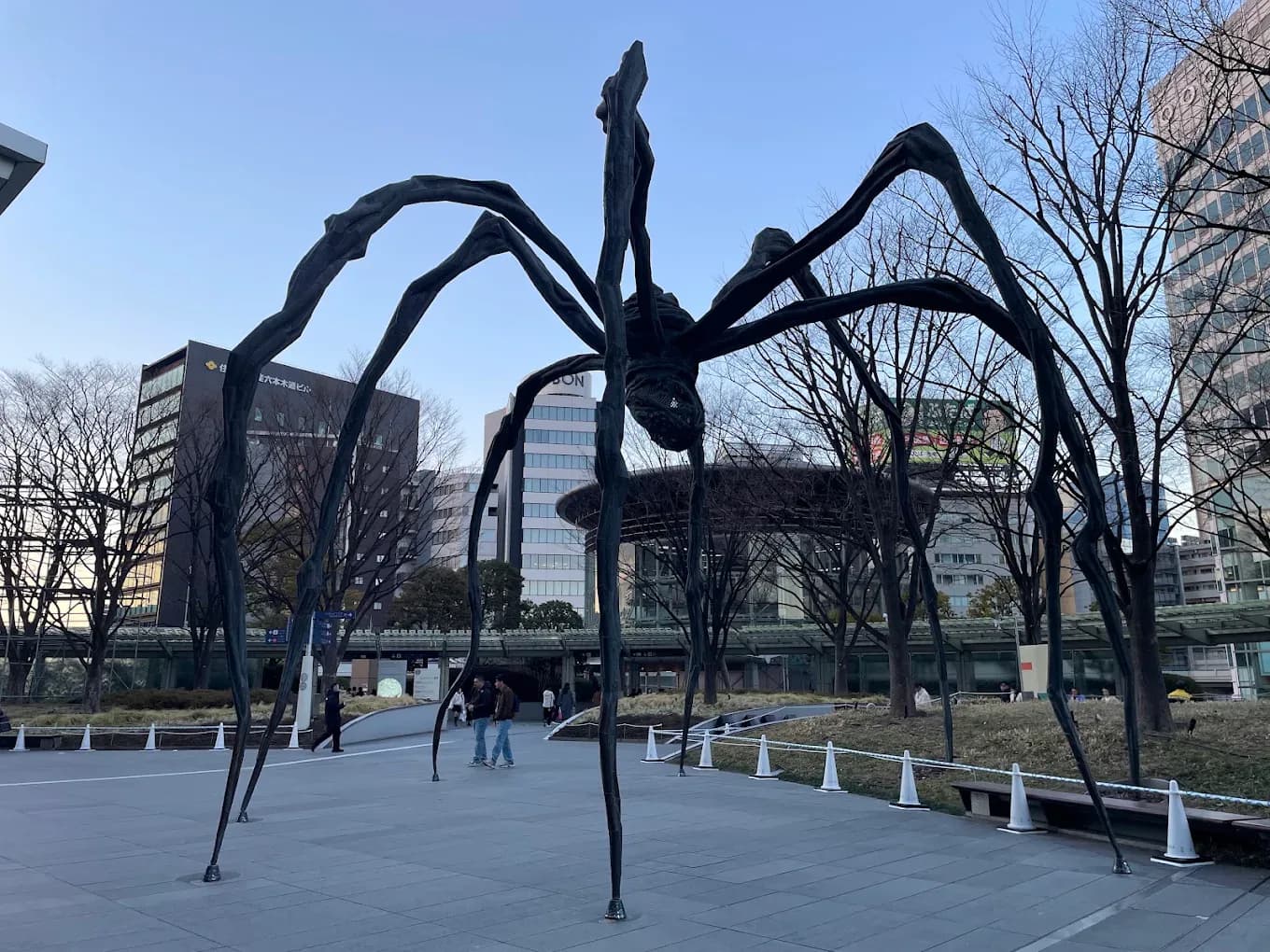 La escultura Maman, la araña gigante de Louise Bourgeois, a los pies de la Mori Tower