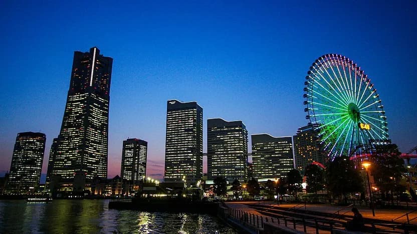 Los rascacielos de Minato Mirai al anochecer, con la noria iluminada