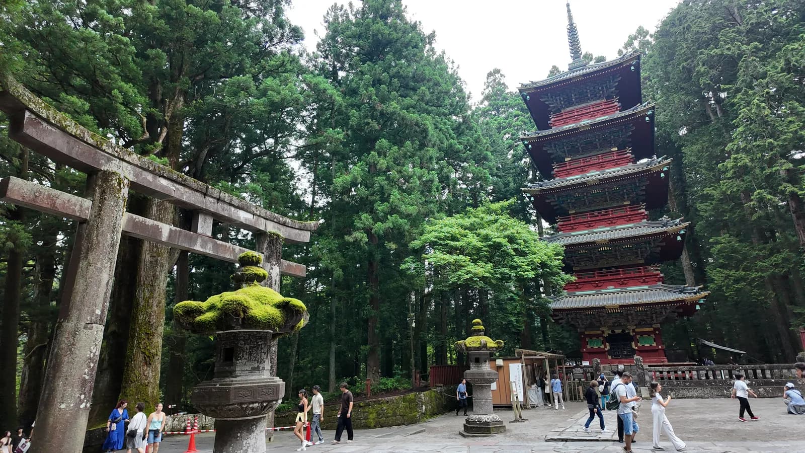 El torii de piedra y la pagoda de cinco pisos a la entrada del santuario Toshogu de Nikko