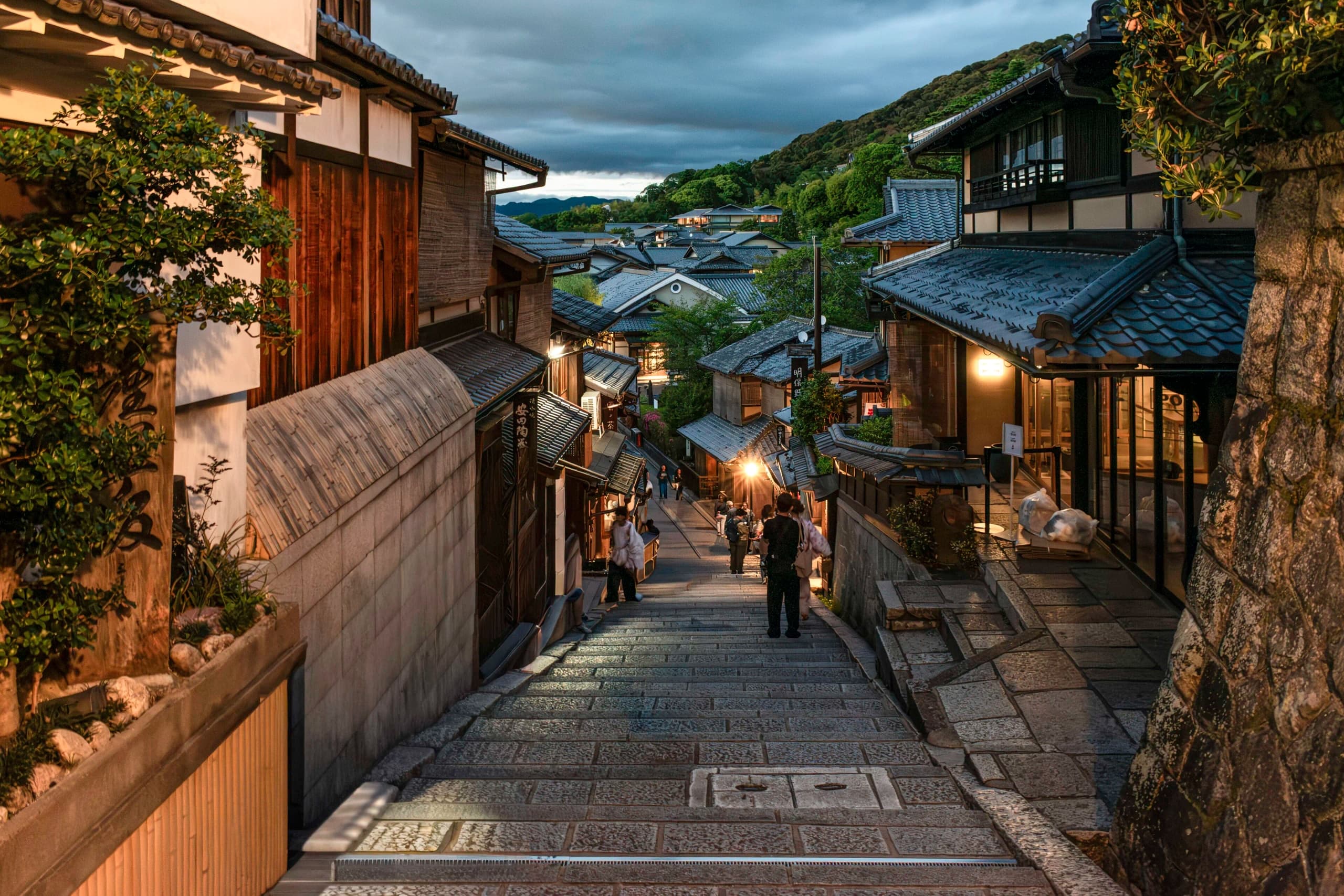 Cuesta empedrada de Ninenzaka entre casas tradicionales de Kioto