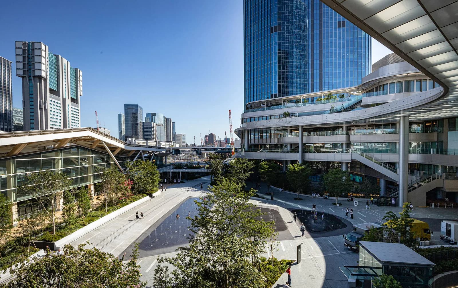 Las torres y terrazas ajardinadas de Takanawa Gateway City vistas desde la estación